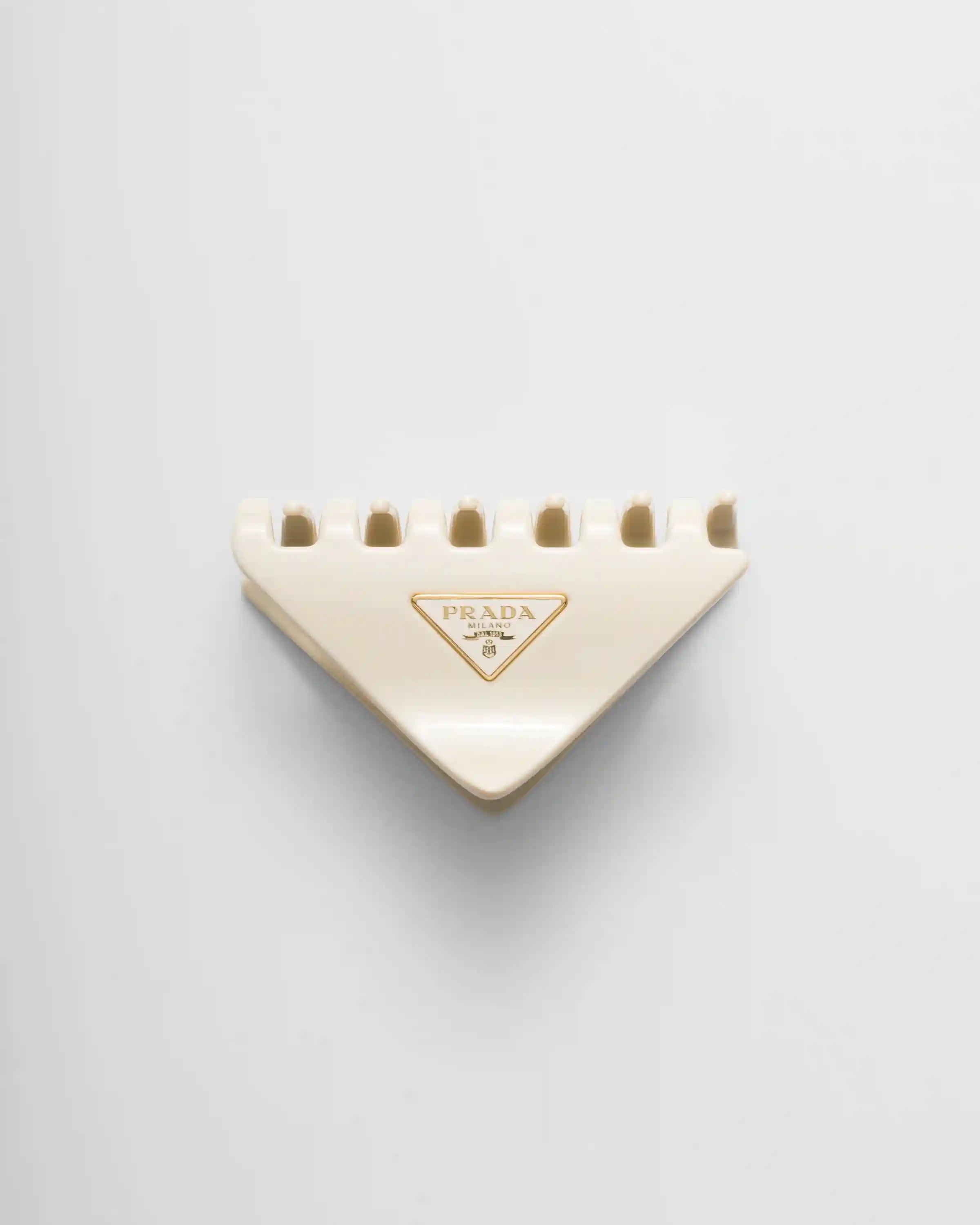 Claw clip with triangle logo