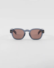 Sunglasses with iconic metal plaque